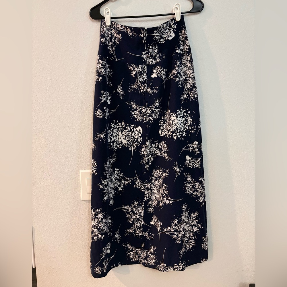 Banana Republic Long Floral Skirt Size 2
13 inch waist and 37 inch length